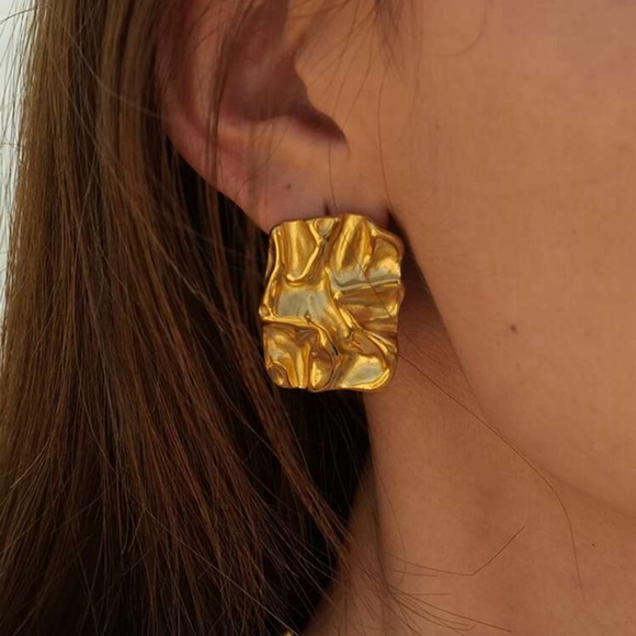 ✨ NWT Gold crinkle statement stud earrings ✨ - Picture 2 of 3